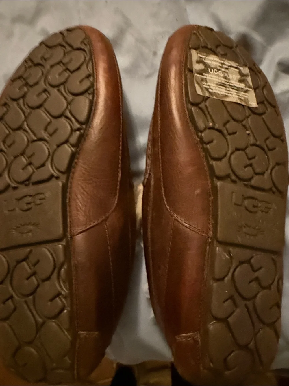 UGG Men’s Brown Leather Moccasin Slippers with Cream Shearling Lining SIZE 9